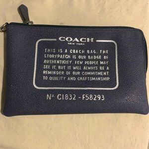 Authentic Coach pouch. Perfect to hold small objects or use as a wallet